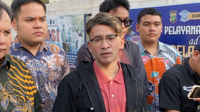 Nikmati Terik Panas Tanah Suci, Ruben Onsu Bahagia Perdana Salat Jumat di Masjid Nabawi