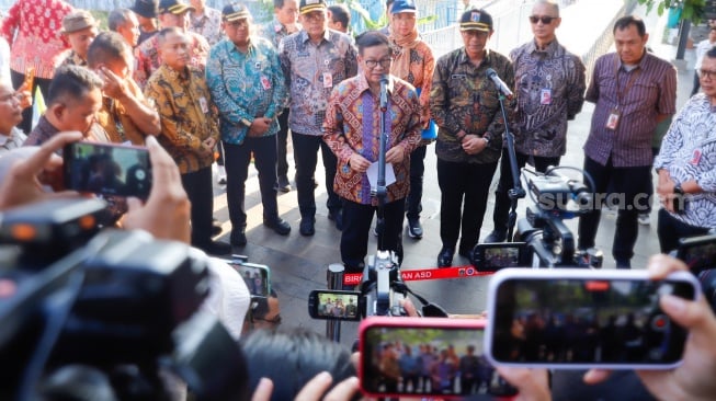 Gubernur DKI Jakarta, Pramono Anung usai mengikuti kegiatan susur sungai di Jakarta, Kamis (31/7/2025). [Suara.com/Alfian Winanto]