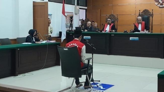 Sidang pembunuhan dengan mutilasi di Gunungsari berlangsung ricuh di PN Serang, Kamis 31 Juli 2025. Terdakwan dituntut hukuman mati. [Yandi Sofyan/SuaraBanten.id]