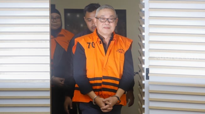 Dua tersangka kasus korupsi LNG di PT Pertamina Persero, Hari Karyuliarto ditampilkan saat konferensi pers penahanan di gedung Merah Putih KPK, Jakarta, Kamis (31/7/2025). [Suara.com/Alfian Winanto]