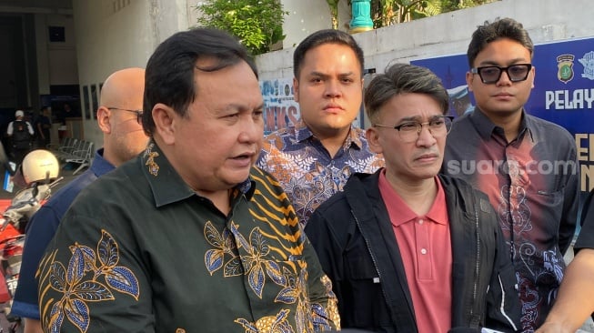 Ruben Onsu dan kuasa hukumnya, Minola Sebayang usai melaporkan pelaku fitnah ayah kandung Thalia di Polda Metro Jaya pada Kamis, 31 Juli 2025. [Suara.com/Tiara Rosana]