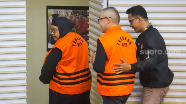 Dua tersangka kasus korupsi LNG di PT Pertamina Persero, Yenni Andayani (kanan) dan Hari Karyuliarto (kiri) ditampilkan saat konferensi pers penahanan di gedung Merah Putih KPK, Jakarta, Kamis (31/7/2025). [Suara.com/Alfian Winanto]