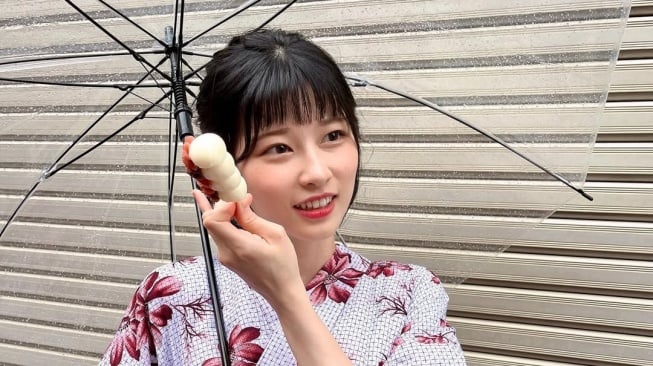 Gaya Saori Araki saat mengekan baju khas Jepang Bikin Warganet Makin Jatuh Hati (Instagram)