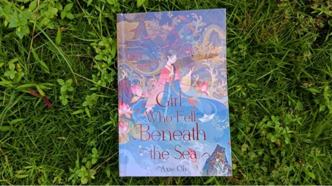 Menyelami Dunia Fantasi dalam Novel The Girl Who Fell Beneath the Sea
