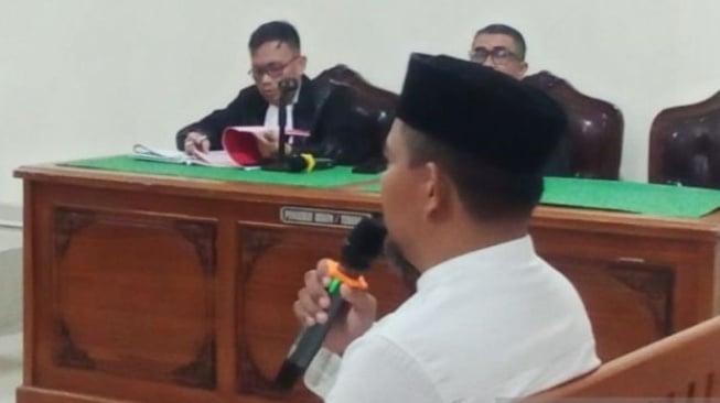 Ambo Ala Terdakwa Uang Palsu Nangis Dituntut 6 Tahun Penjara