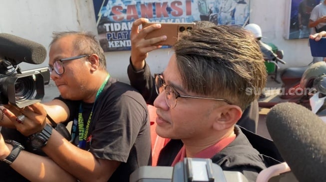 Ruben Onsu tiba di SPKT Polda Metro Jaya pada Kamis, 31 Juli 2025. [Suara.com/Tiara Rosana]