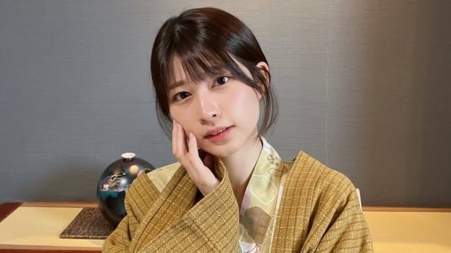 Tak Hanya Jas Kantor, 5 Gaya Kimono Saori Araki Ini Bikin Netizen Makin Jatuh Hati