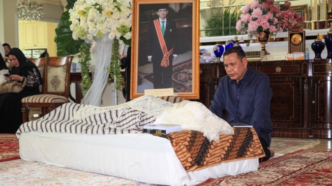 Sejumlah kerabat melayat ke kediaman mantan Menteri Agama Suryadharma Ali di kawasan Cipinang Cepedak, Jakarta, Kamis (31/7/2025). [ANTARA FOTO/Reno Esnir/app/sgd]