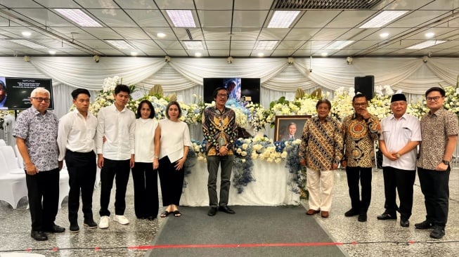 Saleh Husin melayat ke rumah duka RSPAD Jakarta, tempat ekonom senior Kwik Kian Gie disemayamkan, pada Rabu malam (30/7/2025). [Dok Istimewa]