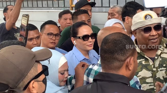 Fitri Salhuteru dan Reza Gladys hadir sidang kasus pemerasan Nikita Mirzani di Pengadilan Negeri Jakarta Selatan, Kamis, 31 Juli 2025 [Suara.com/Adiyoga Priyambodo].