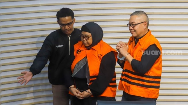 Dua tersangka kasus korupsi LNG di PT Pertamina Persero, Yenni Andayani (kanan) dan Hari Karyuliarto (kiri) ditampilkan saat konferensi pers penahanan di gedung Merah Putih KPK, Jakarta, Kamis (31/7/2025). [Suara.com/Alfian Winanto]