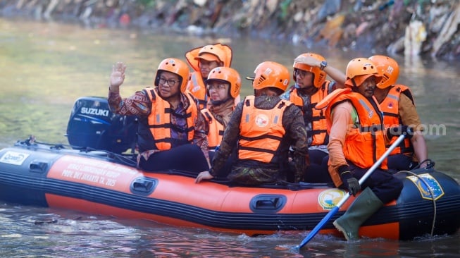 Gubernur DKI Jakarta, Pramono Anung menaiki perahu saat kegiatan susur sungai di Jakarta, Kamis (31/7/2025). [Suara.com/Alfian Winanto]