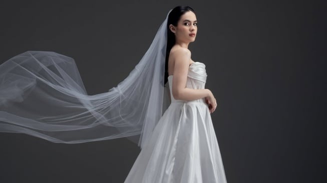 Potret Cantik Steffi Zamora Kenakan Gaun Pengantin Serbah Putih (Instagram)