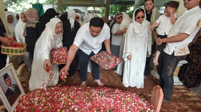 Keluarga dan kerabat berdoa dan menaburkan bunga di pusara Menteri Agama periode 2009-2014 Suryadharma Ali di area Pondok Pesantren Miftahul Ulum, Cikarang Barat, Kabupaten Bekasi, Jawa Barat, Kamis (31/7/2025). [ANTARA FOTO/ Fakhri Hermansyah/rwa]