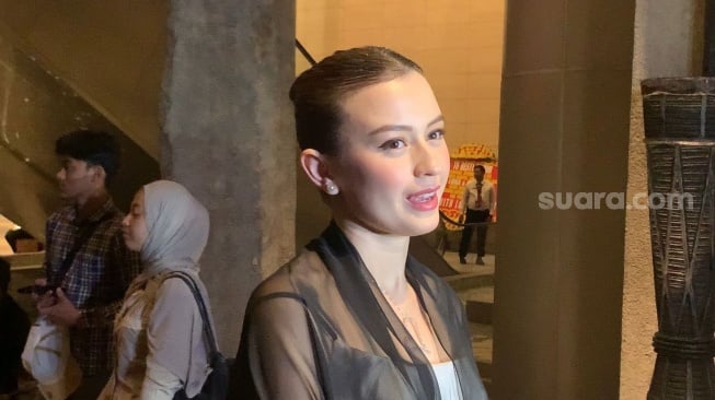 Kimberly Ryder saat hadir resepsi Luna Maya dan Maxime Bouttier di Four Seasons Jakarta, Rabu, 30 Juli 2025 [Suara.com/Adiyoga Priyambodo].