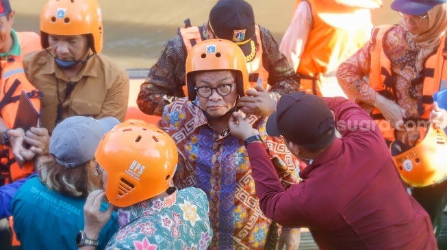 Gubernur DKI Jakarta, Pramono Anung saat kegiatan susur sungai di Jakarta, Kamis (31/7/2025). [Suara.com/Alfian Winanto]
