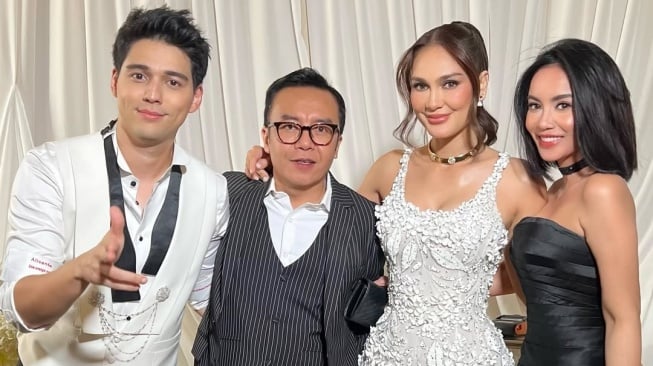 Ari Lasso Pamer Pacar Baru di Resepsi Pernikahan Luna Maya dan Maxime Bouttier. [Instagram]