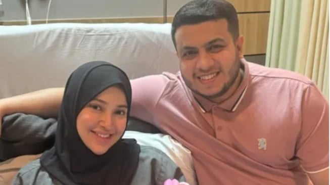Istri Yislam Jaidi Melahirkan Bayi Perempuan, Pak Muh Terharu Sambut Cucu Pertama