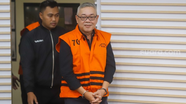 Dua tersangka kasus korupsi LNG di PT Pertamina Persero, Hari Karyuliarto ditampilkan saat konferensi pers penahanan di gedung Merah Putih KPK, Jakarta, Kamis (31/7/2025). [Suara.com/Alfian Winanto]