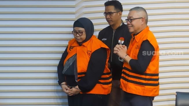 Dua tersangka kasus korupsi LNG di PT Pertamina Persero, Yenni Andayani (kanan) dan Hari Karyuliarto (kiri) ditampilkan saat konferensi pers penahanan di gedung Merah Putih KPK, Jakarta, Kamis (31/7/2025). [Suara.com/Alfian Winanto]