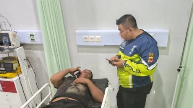 Mamat Sopir truk mengalami luka setelah kecelakaan di exit tol Karawang Barat yang menyebabkan Yukihiro Nabae meninggal dunia (Ist)