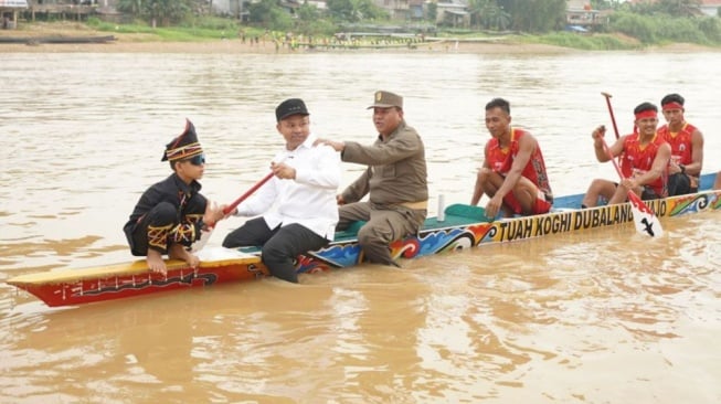 Dikha Aura Farming Ketemu Gubri Lagi, Kali Ini Langsung Mendayung Pacu Jalur