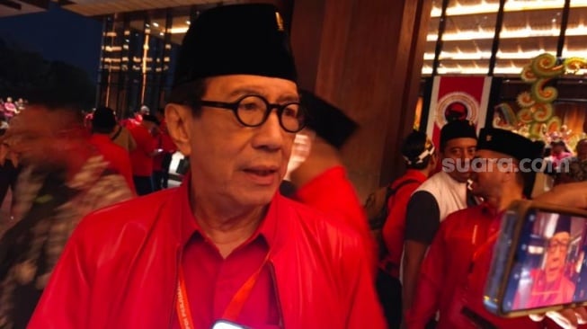 Ketua DPP PDIP Bidang Hukum, HAM, dan Perundang-undangan, Yasonna Laoly memberi keterangan kepada awak media. [Putu Yonata Udawananda/Suara.com]
