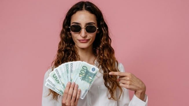 3 Zodiak Paling Hoki secara Finansial di Agustus 2025, Cuan Deras Menanti!