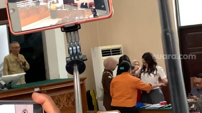 Momen Nikita Mirzani menolak meninggalkan ruang sidang di Pengadilan Negeri Jakarta Selatan, Kamis, 31 Juli 2025 [Suara.com/Adiyoga Priyambodo].