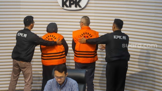 Dua tersangka kasus korupsi LNG di PT Pertamina Persero, Yenni Andayani (kanan) dan Hari Karyuliarto (kiri) ditampilkan saat konferensi pers penahanan di gedung Merah Putih KPK, Jakarta, Kamis (31/7/2025). [Suara.com/Alfian Winanto]