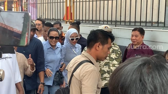 Mau Nonton Nikita Mirzani Jadi Terdakwa, Outfit Reza Gladys dan Fitri Salhuteru Kompak
