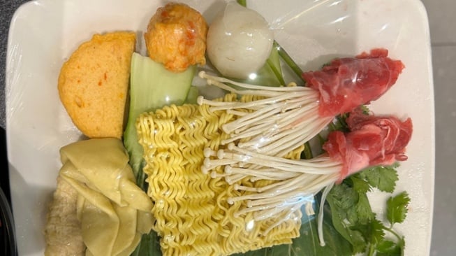 Paket thai beef tom yum noodle (Suara.com/Dini Afrianti)