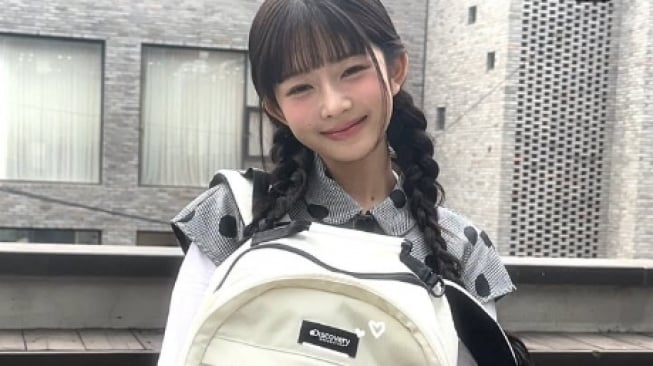 Bikin Penampilan Makin Cute, 5 Model Kepang Rambut Rei IVE Ini Patut Dicoba