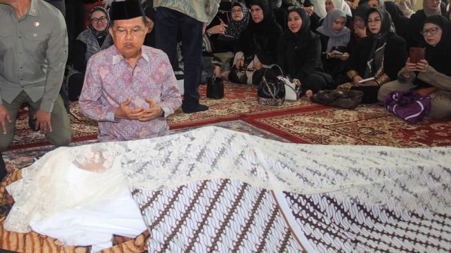 Wakil Presiden ke-10 dan ke-12 Jusuf Kalla berdoa di samping jenazah mantan Menteri Agama Suryadharma Ali di kawasan Cipinang Cempedak, Jakarta, Kamis (31/7/2025). [ANTARA FOTO/Reno Esnir/app/sgd]