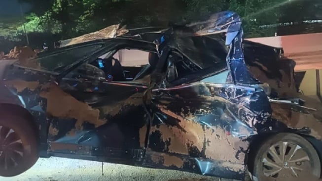 Mobil Yukihiro Nabae yang hancur setelah mengalami kecelakaan dengan truck di exit tol Karawang Barat (Ist)