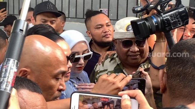 Fitri Salhuteru dan Reza Gladys hadir sidang kasus pemerasan Nikita Mirzani di Pengadilan Negeri Jakarta Selatan, Kamis, 31 Juli 2025 [Suara.com/Adiyoga Priyambodo].