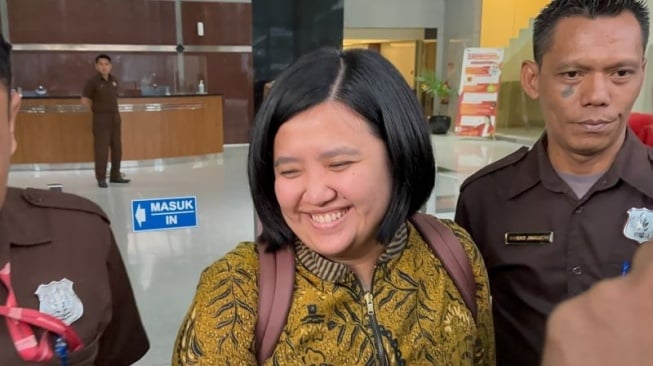 Mantan Staf Khusus Menteri Pendidikan, Kebudayaan, Riset, dan Teknologi Nadiem Makarim, Fiona Handayani, usai menjalani pemeriksaan dalam penyelidikan dugaan korupsi terkait Google Cloud di lingkungan Kemendikbudristek, di Gedung Merah Putih KPK, Jakarta, Rabu (30/7/2025). (ANTARA/Rio Feisal)