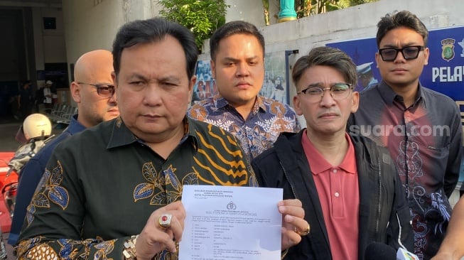 Ruben Onsu dan kuasa hukumnya, Minola Sebayang usai melaporkan pelaku fitnah ayah kandung Thalia di Polda Metro Jaya pada Kamis, 31 Juli 2025. [Suara.com/Tiara Rosana]