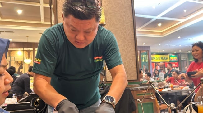 CEO PT Champ Resto Indonesia (CRI) Group, Eric Leong saat tunjukan tips meracik kuah tom yam di Bekasi, Jawa Barat, Selasa (29/7/2025) (Suara.com/Dini Afrianti)