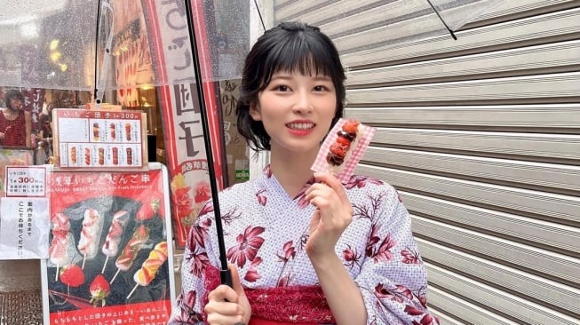 Gaya Saori Araki saat mengekan baju khas Jepang  Bikin Warganet Makin Jatuh Hati (Instagram)