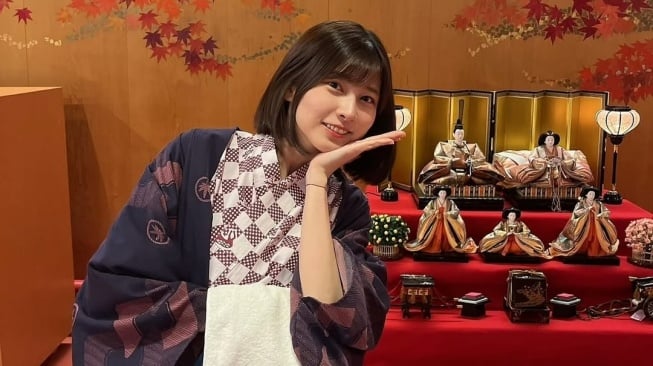 Gaya Saori Araki saat mengekan baju khas Jepang Bikin Warganet Makin Jatuh Hati (Instagram)