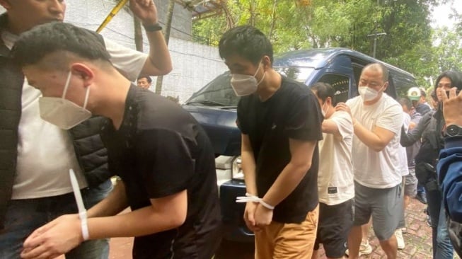 Apes! Gegara Nunggak Iuran RT, Sindikat Polisi Palsu Asal China Digerebek di Jaksel