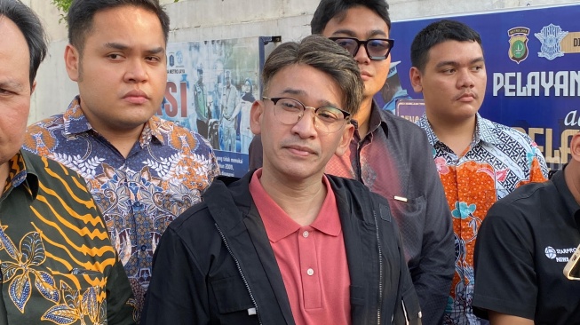Ruben Onsu dan kuasa hukumnya, Minola Sebayang usai melaporkan pelaku fitnah ayah kandung Thalia di Polda Metro Jaya pada Kamis, 31 Juli 2025. [Suara.com/Tiara Rosana]