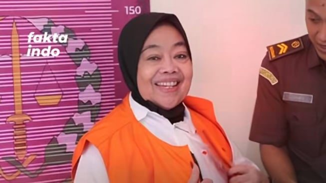 Pakai Rompi Tahanan, Kades di Sukabumi Ini Malah Cengengesan Usai Tilep Dana Desa dan Jual Posyandu