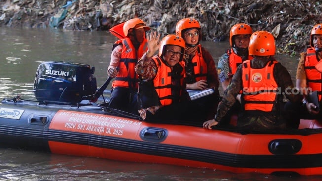 Gubernur DKI Jakarta, Pramono Anung menaiki perahu saat kegiatan susur sungai di Jakarta, Kamis (31/7/2025). [Suara.com/Alfian Winanto]