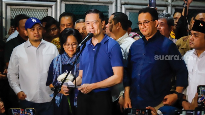 Terdakwa kasus dugaan korupsi impor gula Thomas Trikasih Lembong atau Tom Lembong (tengah) ditemani istrinya Ciska Wihardja (kiri) dan Anies Baswedan (kanan) memberikan keterangan pers saat meninggalkan Lembaga Permasyarakatan (LP) Cipinang, Jakarta, Jumat (1/8/2025). [Suara.com/Alfian Winanto]