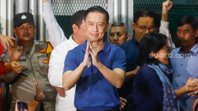 Terdakwa kasus dugaan korupsi impor gula Thomas Trikasih Lembong atau Tom Lembong menyapa awak media dan pendukungnya saat meninggalkan Lembaga Permasyarakatan (LP) Cipinang, Jakarta, Jumat (1/8/2025). [Suara.com/Alfian Winanto]
