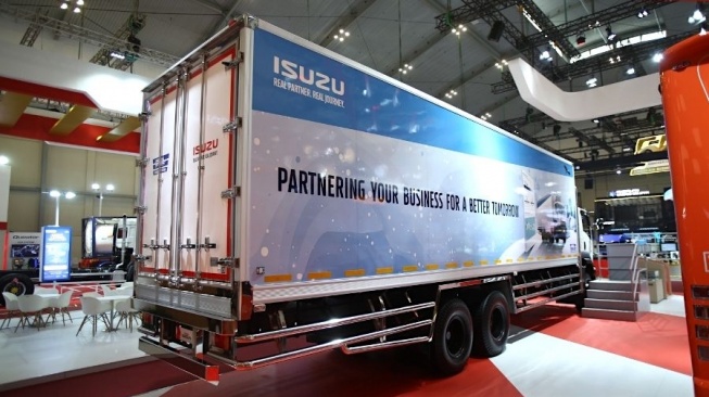 Isuzu GIGA FVM Refrigerator hadir di GIIAS 2025. (Foto: IAMI)