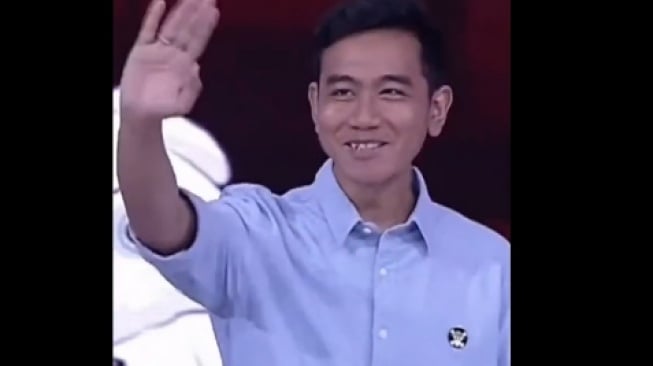 Jejak digital Wapres Gibran pakai pin One Piece saat debat Pilpres 2024 lalu. (tangkapan layar/ist)
