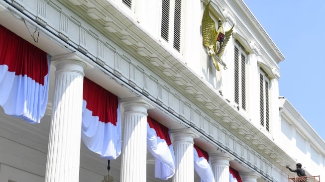 Pekerja mengecat ulang dinding dan pilar Istana Negara di Kompleks Istana Kepresidenan, Jakarta, Jumat (1/8/2025). [ANTARA FOTO/Muhammad Adimaja/nym]